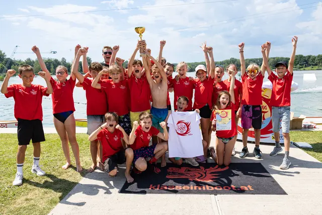Das Team "Tic Tac Titanic" der MS Lambach machte beim diesjährigen Rennen von "Klasse im Boot" am Ausee in Asten den ersten Platz. | Foto: Land OÖ/Margot Haag
