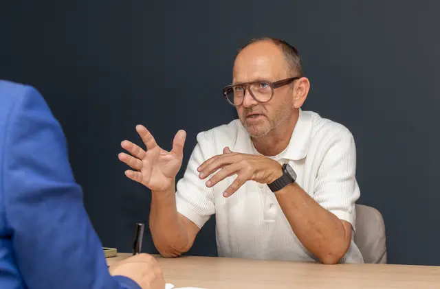 Fill Maschinenbau-Eigentümer Andreas Fill: "Wir selbst machen viel fürs Thema MINT, auch eine Pädagogen-Ausbildung. Wir hatten vor kurzem wieder einen Teachers Day mit den Themen KI und Digitalisierung. Den veranstalten wir zweimal im Jahr, um den Pädagogen Ängste zu nehmen oder auch zu zeigen, wo die Reise hingeht und wie man das Ganze für den Unterricht nutzen kann. Diese Aufklärung ist essenziell für die Menschen." | Foto: D.fokus