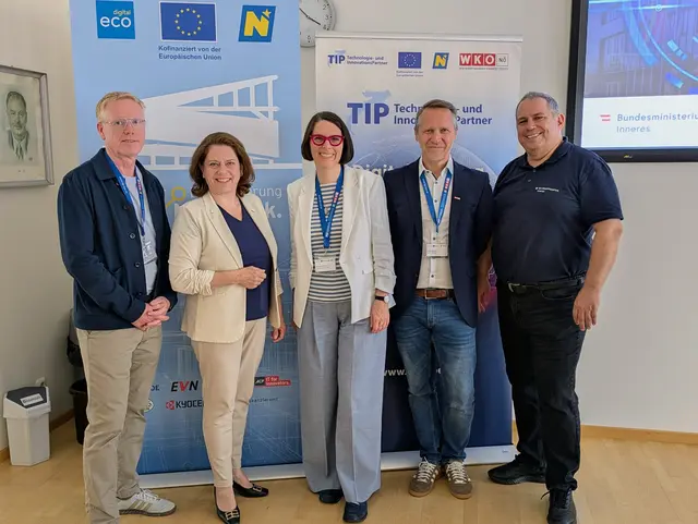 In der WK Gmünd: Christoph Jarisch (Haus der Digitalisierung), Bezirksstellenobfrau Doris Schreiber, Bezirkstellenleiterin Katharina Schwarzinger, Walter Glanninger (TIP NÖ) und Martin Merka (BMI) | Foto: ecoplus Digital
