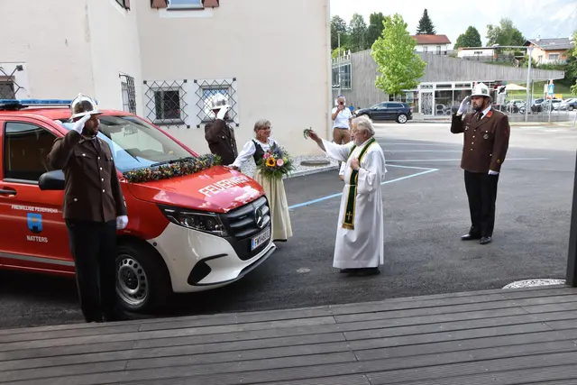 Pfarrer Tomas Ostarek segnet in Anwesenheit von Patin Cornelia Papes das neue Fahrzeug, | Foto: BFV-IL/Graiff