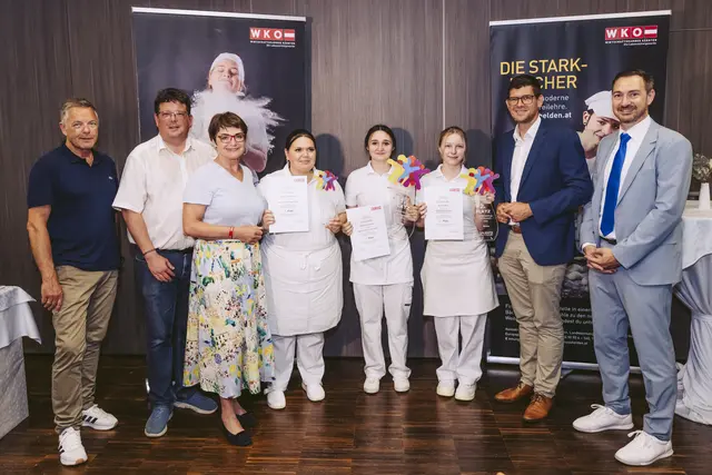Die Gewinnerinnen der diesjährigen juniorSkills des Bäckerhandwerks, Denise-Desiree Riedl (mitte), Marie Wischer (rechts) und Emeli Schwarz (links). | Foto: Marta Gillner