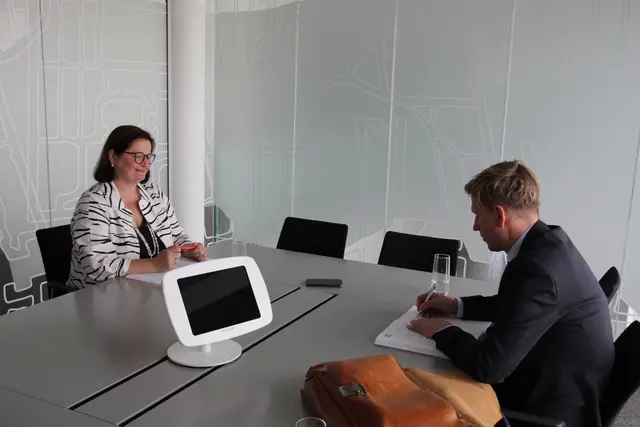 IFN-/Internorm-Miteigentümerin Anette Klinger im Interview mit MeinBezirk OÖ-Chefredakteur Thomas Winkler: "Es bringt nichts, in ein ungedämmtes Haus eine extrem effiziente Heizung zu stellen. Denn wenn ich das Haus dann dämme, habe ich möglicherweise viel weniger Heizbedarf. Es gehört also ein Gesamtpaket geschnürt." | Foto: MeinBezirk/Ingo Till