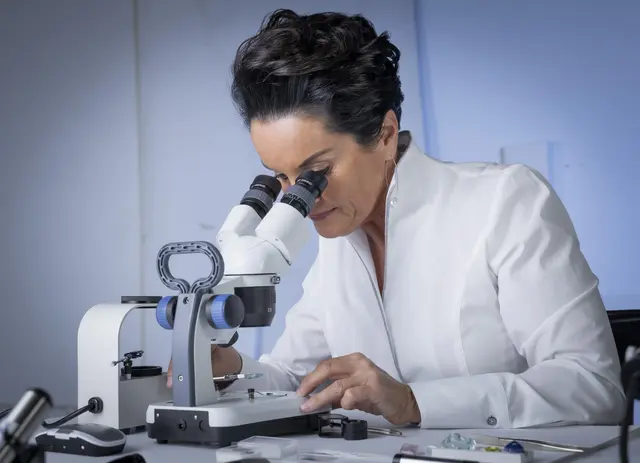 Eine akribische und äußerst genaue Arbeit ist bei Edelsteinen und Schmuck erforderlich. | Foto: Gressl