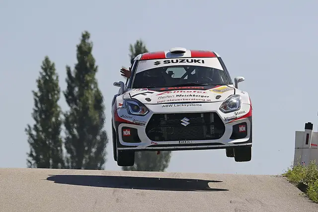 Christoph Zellhofer beim Sprung in Mitterkirchen. | Foto: Christian Salzmann