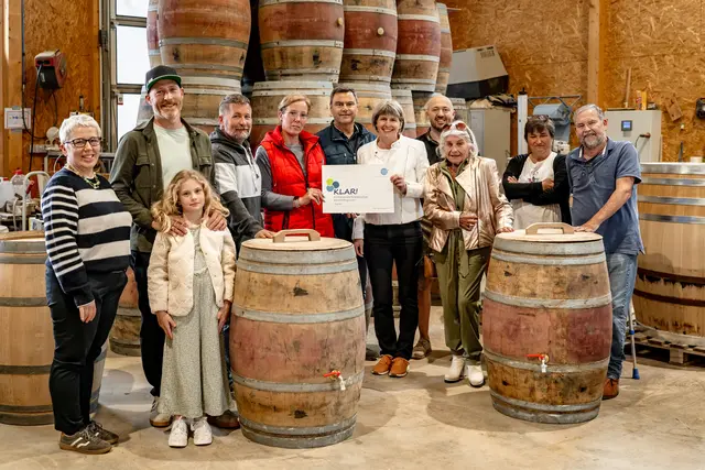 Monika Haselbacher aus Tulln, Georg Stoppacher mit Tochter Antonia aus Bierbaum am Kleebühel, Nicole und Günther Martinec-Hösele aus Fels am Wagram, Stefan Czamutzian (KLAR! Wagram), Melanie Simon aus Ottenthal, Georg Benninger (Fassbinderei Benninger), Gerlinde Dechant, Silvia und Wilhelm Dechant aus Grafenwörth | Foto: Region Wagram | w-creates.at