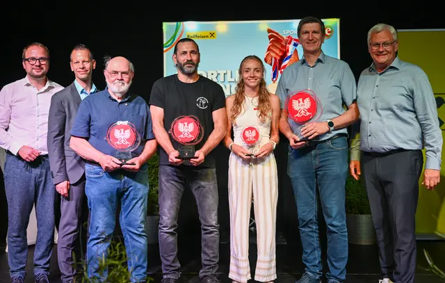 1. Vizebürgermeister Istvan Deli, Raiffeisen-Regionalleiter Thomas Radinger, Breitensportpreisträger Bernhard Prenner, Jürgen Krell, der den Sonderpreis des Bürgermeisters erhielt sowie die Sportlerin des Jahres Caroline Bredlinger, Sportkristall-Träger Roland Knor, auch Vertreter der Mannschaft des Jahres, die COLDAMARIS Eisenstadt Dragonz ist und Bürgermeister Thomas Steiner (v.l.). | Foto: Eisenstadt