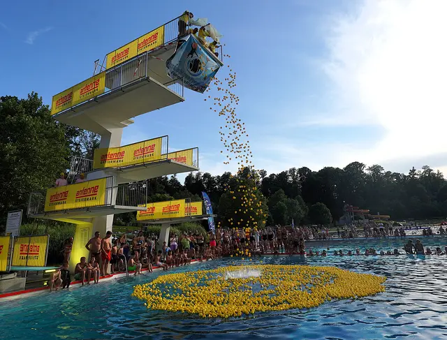 Beim "Ententurmspringen" von Zehn-Meter-Turm mit Tombola winken beim Fest im Freibad Fürstenfeld am 11. Juli attraktive Preise. | Foto: Waltraud Wachmann