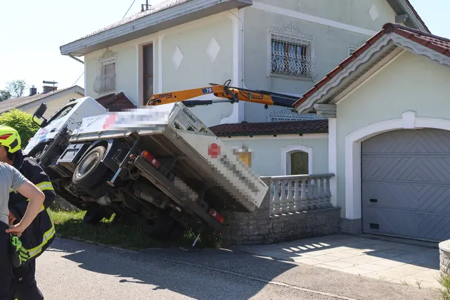 Ein auf einem Lkw platzierter Ladekran brachte das gesamte Fahrzeug in Krenglbach zum Umstürzen. | Foto: laumat.at