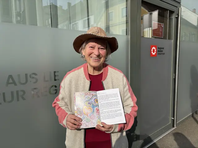 Eine ältere Frau hält ein Buch in der hand