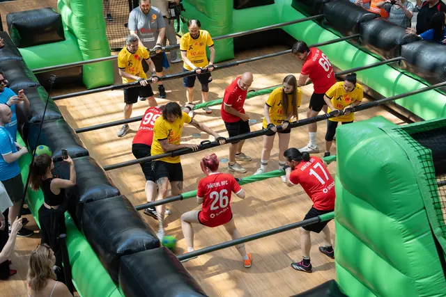 Zahlreiche Musikerinnen und Musiker, sowie Influencerinnen und Influencer stelten sich dem Tischfußball-Match.  | Foto: Sade Jerabek/MeinBezirk
