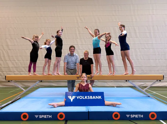 Wolfgang Keiblinger und Trainerin Hanna Pohlmeyer-Abert mit den Turnerinnen auf dem neuen Balken.  | Foto: Sportunion Herzogenburg