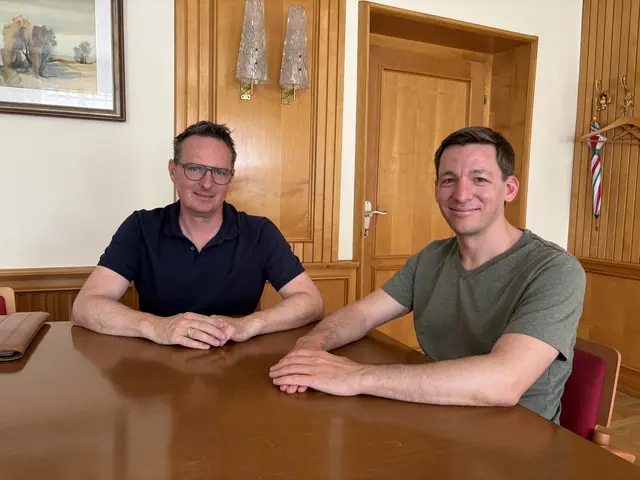 Ex-Bürgermeister Michael Maier und Neo-Bürgermeister Armin Egger am ersten Tag nach der Übergabe. | Foto: MeinBezirk/Karlbauer