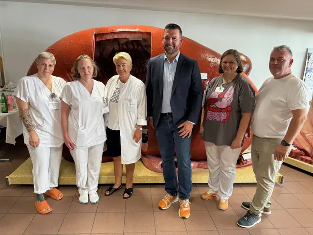 Geschäftsführer Florian Schlechtleitner und die Führungskräfte der Klinik vor dem überdimensionalen Modell einer menschlichen Niere.
 | Foto: Gesundheit Burgenland