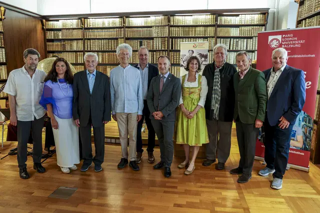 V.l.: Tauriska Laudator Walter Müller, Vizerektorin der Universität Salzburg Jutta Horejs-Höck, Leopold Kohr-Ehrenpreisträger 2026 Hermann Knoflacher, Laudator Günther Witzany, Ewald Hiebl (Leopold Kohr-Archiv), Bürgermeister Bernhard Auinger (Stadt Salzburg), Susanna Vötter-Dankl (Leopold Kohr-Akademie), Alfred Winter (Leopold Kohr-Akademie), LAbg. Hans Scharfetter (Land Salzburg), Bürgermeister Andreas Schweinberger (Neukirchen a. Grv.).  | Foto: © Karl Traintinger, dorfzeitung.com