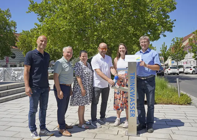 Einer der Brunnen steht an einer gut frequentierten Stelle am Hauptplatz. Gottfried Schanner, Josef Ober, Sonja Skalnik, Karl Puchas, Raphaela Fink und Peter Köhldorfer (v. l.) sind zufrieden. | Foto: MeinBezirk