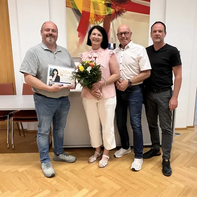 Ehrung für 40 Dienstjahre bei der Stadtgemeinde Oberwart: Amtsleiter Roland Poiger, Klaudia Bürger, Bürgermeister Georg Rosner und Amtsleiter-Stellvertreter Christian Resch  | Foto: Stadtgemeinde Oberwart