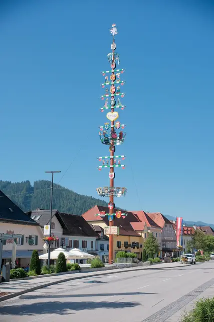 Der Zunftbaum, so wie wir ihn kennen: er steht wieder. | Foto: Stadt Kindberg/Hubmann