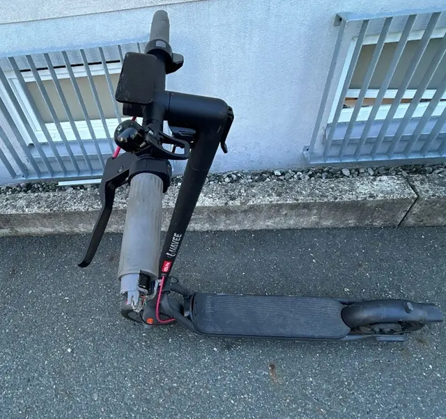Scooter 2 hat eine auffällige Beschädigung an der Abdeckung vom hinteren Reifen, sowie am linken Lenker | Foto: LPD Steiermark