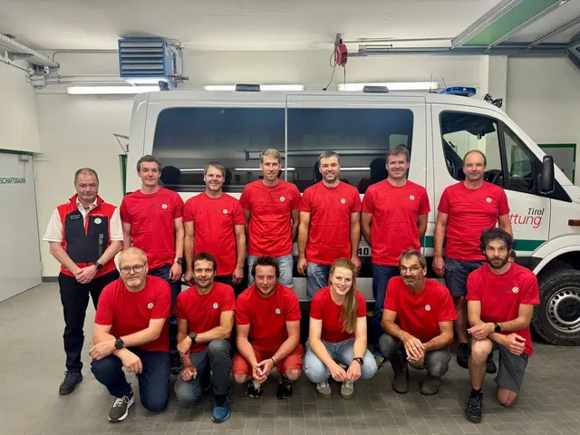 Der neu gewählte Ausschuss der Bergrettung Tannheim mit ihrem neuen Ortsstellenleiter Andreas Grad (stehend 2. v.r.). | Foto: Markus Wolf