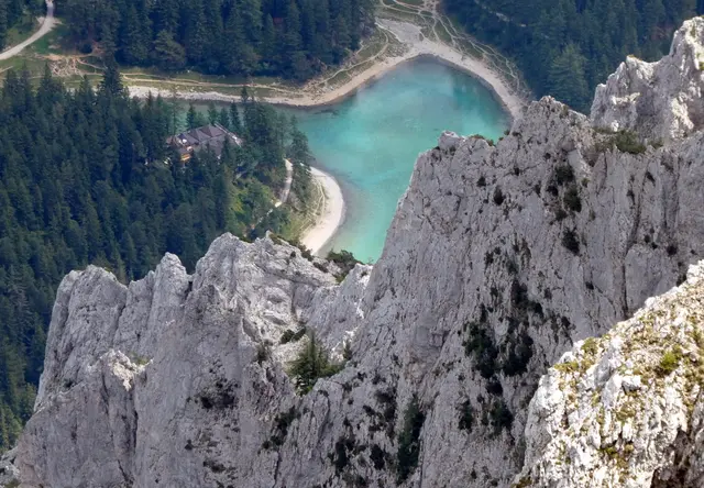 Blick von den Felsen zum Grünen See