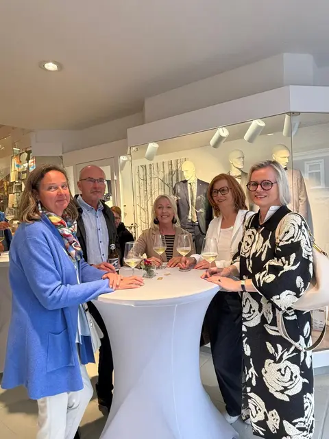 Gabi und Erwin Rzihacek, Sylvia John, Helene Ausweger und Andrea Hessenberger mit einem Glaserl. | Foto: Magdalena Deskovic / MeinBezirk
