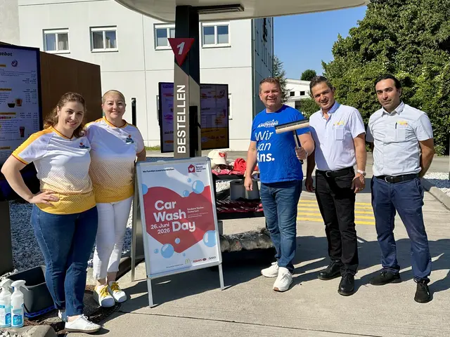 Beim Car Wash Day von McDonald‘s legte Bürgermeister Partoll selbst Hand an.

 | Foto: Stadt Ansfelden