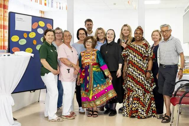 Das Krankenhaus Braunau feiert das bunte Miteinander mit Trachten und Speisen aus aller Welt.  | Foto: Krankenhaus St. Josef Braunau