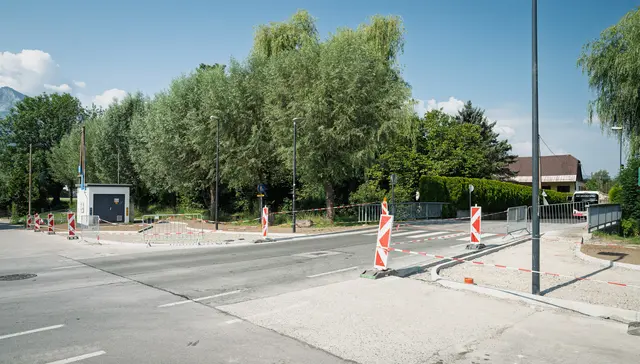 Die Baustelle an der Georg-Nikolaus-von-Nissen-Straße bei der Santnergasse: Die Querung beim Almkanal wird für Fußgänger:innen und Radfahrer:innen sicherer gestaltet. | Foto: Stadt Salzburg/Alexander Killer