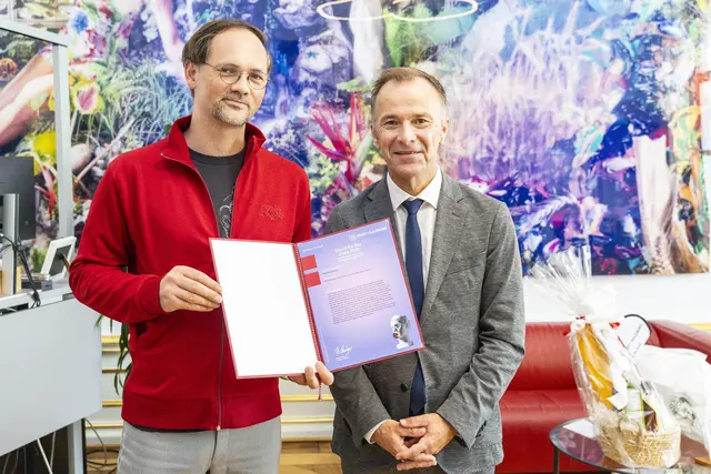 Out of the Box: Die Preisträgerinnen und Preisträger waren im Büro von Bürgermeister Bernhard Auinger, um ihre Urkunden entgegen zu nehmen. | Foto: Stadt Salzburg/Wildbild