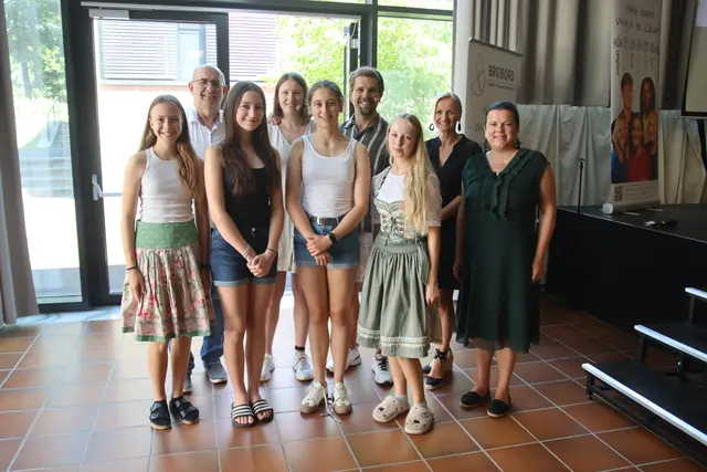 Gunter Wilfinger, Katharina und Lukas Hetzendorfer, Sabine Macher, Sonja Skalnik (h.v.l.) mit BORG-Schülerinnen. | Foto: MeinBezirk/Herwig Brucker
