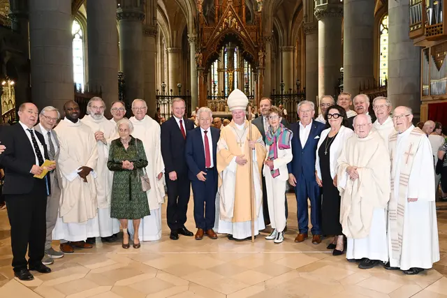Festmesse im Mariendom: Bundeskanzler a.D. Wolfgang Schüssel, Anneliese Ratzenböck, Landeshauptmann Thomas Stelzer, Landesobmann LH a.D. Josef Pühringer, Landesgeschäftsführer BR Franz Ebner, Präsidentin LAbg. Ingrid Korosec, Senioren-Union Vorsitzender Franz Meyer, Vorsitzender der Südtiroler Senioren Otto von Delleman mit Superintendent Gerold Lehner, Bischof Manfred Scheuer, Landesseelsorger Abt em. Martin Felhofer und den weiteren Konzelebranten bei der Festmesse. | Foto: OÖ Seniorenbund