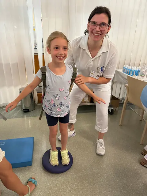 Ein Team der Physiotherapie zeigte den Kindern praktische Balance-Übungen. | Foto: Gesundheit Burgenland