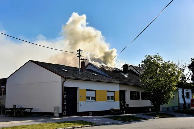 Unmittelbar gegenüber dem Feuerwehrhaus geriet der Dachstuhl eines Feuerwehrhauses in Brand. | Foto: Alois Weber