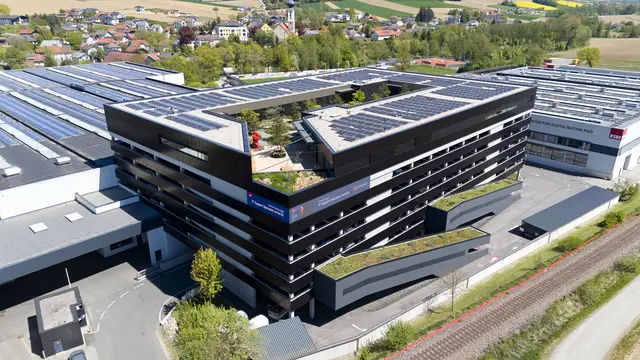 Fill Maschinenbau in Gurten mit rund 1.000 Mitarbeitern stellt Spezialmaschinen zur Bearbeitung von Teilen, optische Prüfsysteme, Schweißanlagen, Roboteranlagen, Batterierecyclingsysteme, Gießmaschinen und Pressen für die Bereiche Automobil, Flugzeug, Bau- und Sportindustrie her. Beispielsweise wird so gut wie jeder Ski weltweit auf Fill-Maschinen produziert. | Foto: raumpixel