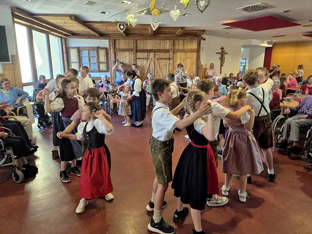 Die Freude über den Auftritt der jungen Trachtler war bei den Heimbewohnern groß. | Foto: Salfoaner Trachtler