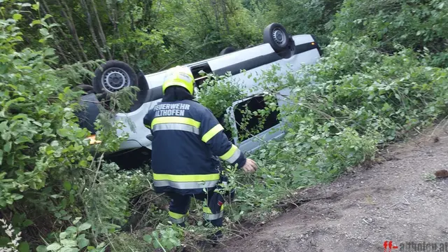 Ein Kleinbus mit acht Insassen stürzte in der Gemeinde Mölbling in einen Straßengraben.  | Foto: Feuerwehr Althofen