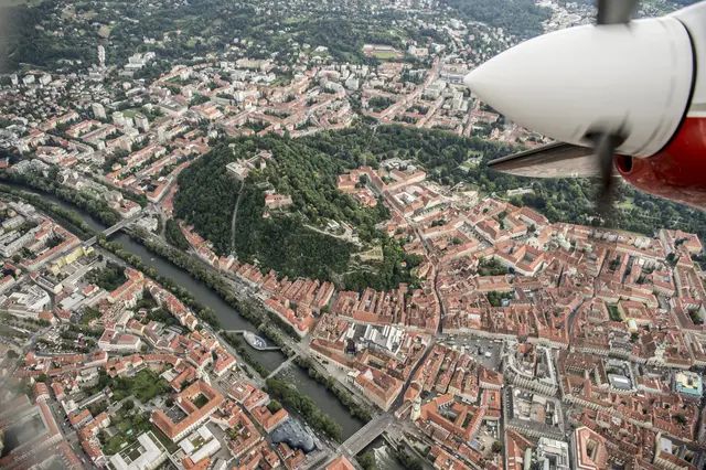 Aktuell kreist gerade wieder ein Kleinflugzeug über Graz um Luftbildaufnahmen des Stadtgebiets zu machen.  | Foto: Stadt Graz/Fischer