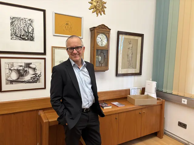 Felix Kucher im Direktionsbüro des Peraugymnasiums. Im Herbst zieht hier sein Nachfolger ein.  | Foto: meinbezirk.at/Birgit Gehrke 