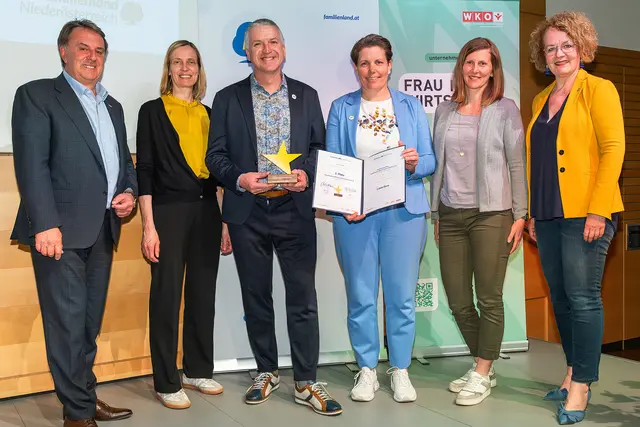 WKNÖ-Präsident Wolfgang Ecker, Rosemarie Aigner, Thomas Knapp, Sandra Knapp, Simone Haselsteiner (alle IT-Management &amp; Coaching GmbH) und Familien-Landesrätin Christiane Teschl-Hofmeister bei der Prämierung der Familienland*Stars im April. | Foto: Foto Kraus