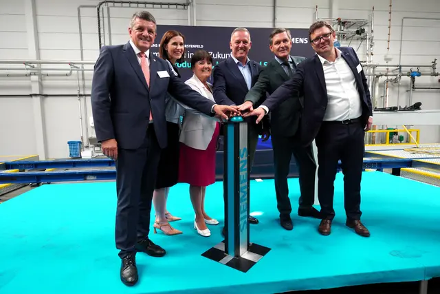 Bürgermeister Franz Jost, CEO Tanja Kienegger, Landeshauptmann-Stellvertreterin Manuela Khom, Landeshauptmann Mario Kunasek, Bundesminister Peter Hanke und der Grazer Siemens-Standortleiter Stefan Erlach gaben das Startsignal für den neuen Hub.. | Foto: Waltraud Wachmann