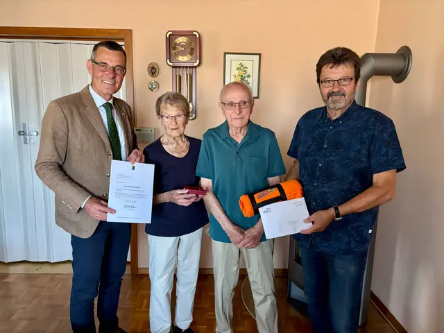 Bezirkshauptmann Stefan Grusch und Bürgermeister Gerhard Lentschig gratulierten dem Jubelpaar. | Foto: Markus Kahrer