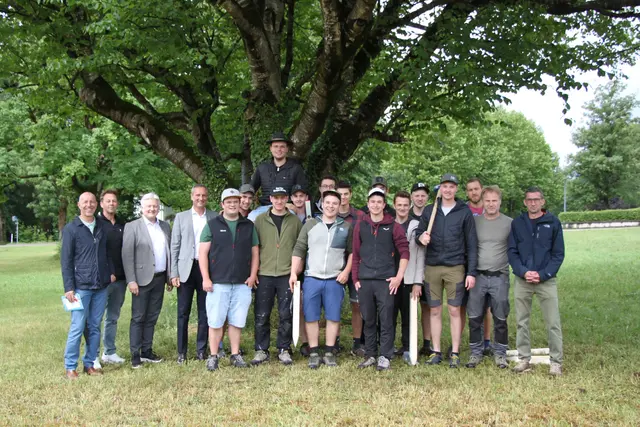 Schüler und Vertreter der Tiroler Fachberufsschule für Holztechnik (TFBS) in Absam mit Betriebsrat und Kaufmännischem Direktor des LKH Hall. | Foto: tirol kliniken