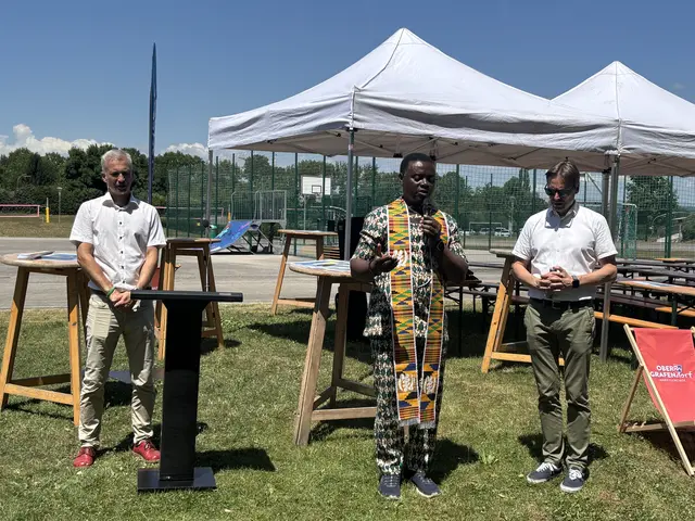 Pfarrer von Weinburg und Ober- Grafendorf Emeka Emeakaroha sprach den Segen. | Foto: Martina Schweller