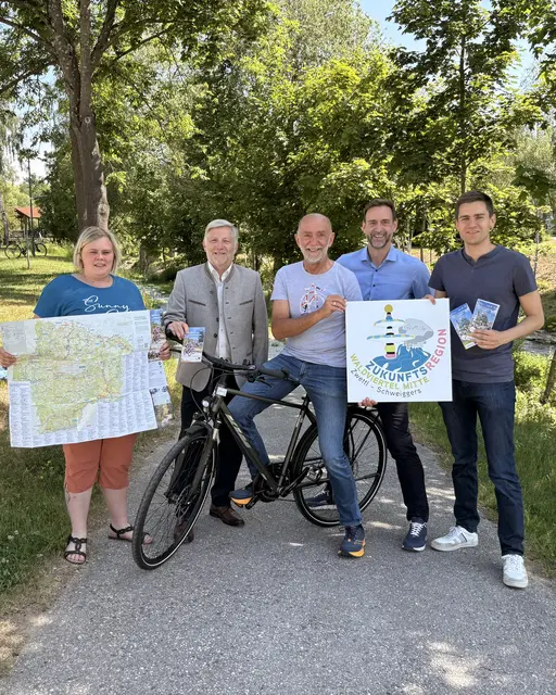 Präsentieren die neue gemeinsame Radweg- und Wanderkarte (v. r.): Vizebürgermeister Alexander Leutgeb, Stadtrat Thomas Weiss, Bürgermeister Josef Schaden, Vizebürgermeister Günther Prinz und der geschäftsführenden Gemeinderätin Sandra Krecek (Schweiggers).
 | Foto: Zukunftsregion Waldviertel Mitte