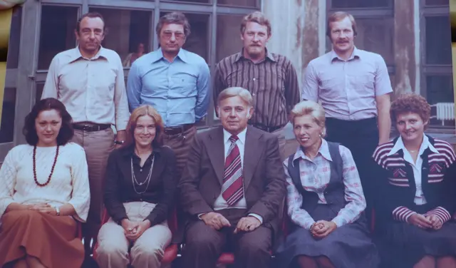 Der Kalsdorfer Otto Schmidt (Bildmitte) war erster Direktor des Polytechnikums Kalsdorf. Schon damals standen Berufsfindung und die Vorbereitung auf eine Lehre im Mittelpunkt des Unterrichtsgeschehens. Das Bildungsangebot umfasste technisch, hauswirtschaftlich, kaufmännisch sowie landwirtschaftlich orientierte Gruppen. Ergänzend zum Kernunterricht wurden Freigegenstände wie Kurzschrift oder Schnittzeichnen sowie verschiedene unverbindliche Übungen angeboten. Auch berufskundliche Führungen und Werkstätten hatten bereits damals einen wichtigen Stellenwert und ermöglichten den Schülern erste Einblicke in die Arbeitswelt. | Foto: Familienalbum Schmidt