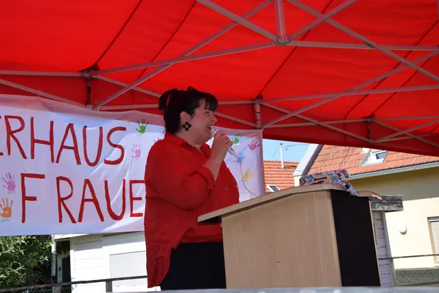 Kinderhausleiterin Anna Maria Rupprecht bei der opffiziellen Begrüßung | Foto: MeinBezirk/Josef Strohmeier