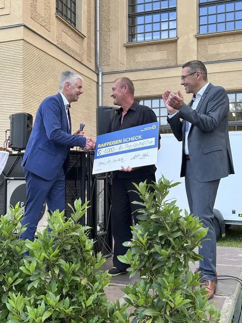 Gastredner Andreas Schmidbauer überreicht einen Spendenscheck der Raiffeisenbank Steyr für den Pop-Up Aid Club. | Foto: Magistrat Steyr | Presse