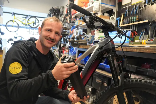 Franz Wolfes-Danner legt selbst Hand an in seinem Fachgeschäft. | Foto: DeinRad