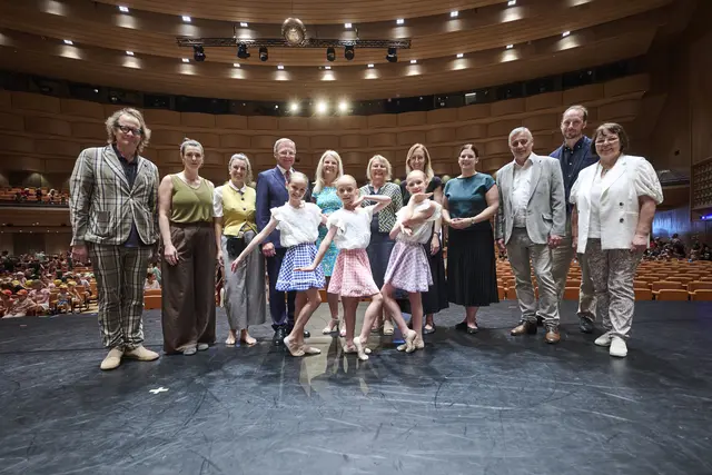 Norbert Trawöger, Ida Leidl, Mira, Landeshauptmann Thomas Stelzer, Gerti Scheiblberger, Gertraud Engleder, Margot Nazzal, Doris Pamer, Alfred Klampfer, Kai Liczewsk und Isolde Hauf mit Kindern der Tanzakademie. | Foto: Reinhard Winkler