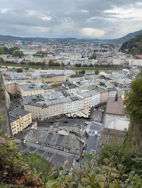 Ab Juli wird die Durchfahrt für Pkw durchs Zentrum rund um die Staatsbrücke gesperrt. Das gilt für alle Pkw, die von außerhalb des Salzburger Zentralraums kommen. Ähnliche Regelungen sind als „zona a traffico limitato“ aus Italien bekannt.  | Foto: Symbolfoto: Neumayr